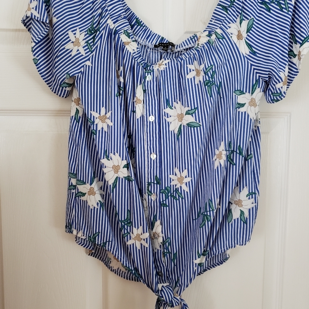 Staccato Blouse Blue & Ivory flowers with ties for synching  Soft/Rayon NWOT